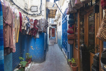 Marokko, Tanger-Tetouan-Al Hoceima, Tanger, Geschäfte in der engen Gasse der historischen Medina - TAMF02294