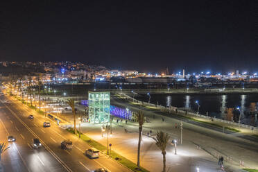 Marokko, Tanger-Tetouan-Al Hoceima, Tanger, Küste der beleuchteten Stadt bei Nacht - TAMF02304