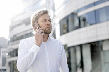 Geschäftsmann am Telefon in der Stadt - JOSEF00847