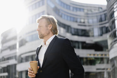 Geschäftsmann mit Kaffee zum Mitnehmen in der Stadt - JOSEF00848