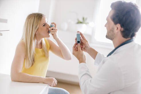 Arzt erklärt die Verwendung eines Asthma-Inhalators - DAWF01714