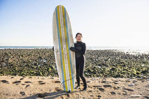 Long Shot Porträt einer gesunden asiatischen Frau beim Wintersurfen - CAVF85535