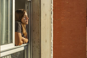Frau in den Fenstern während der Quarantäne - CAVF85608