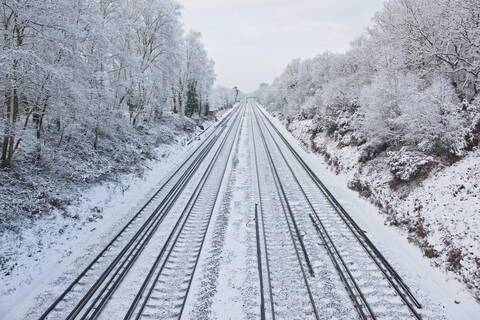 Eisenbahnschienen in gefrorener Winterlandschaft in Südengland, lizenzfreies Stockfoto
