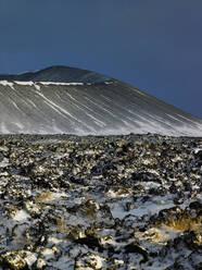 Der Vulkan Hverfjall am See Myvatn im Norden Islands - CAVF85652