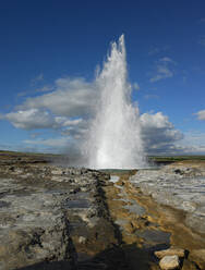 Die heiße Quelle Strokkur Geysir in Island - CAVF85653