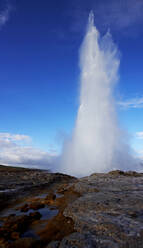 Die heiße Quelle Strokkur Geysir in Island - CAVF85659