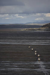 SUVs überqueren Gletscherfeuchtgebiete auf dem Gæsavatnaleið in Zentralisland - CAVF85660