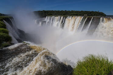 Blick auf den Teufelsschlund-Wasserfall an den Iguacu-Fällen - CAVF85674