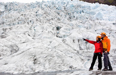 Ehepaar beim Wandern auf dem Sólheimajökull-Gletscher im Süden Islands - CAVF85687