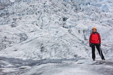 Frau beim Wandern auf dem Gletscher Sólheimajökull im Süden Islands - CAVF85688