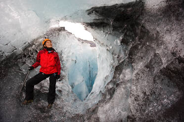 Frau erkundet Eishöhle auf dem Sólheimajökull-Gletscher in Südisland - CAVF85689