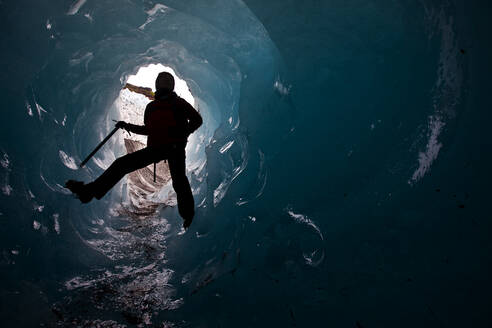 Frau erkundet Eishöhle auf dem Sólheimajökull-Gletscher in Südisland - CAVF85690