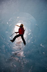 Frau erkundet Eishöhle auf dem Sólheimajökull-Gletscher in Südisland - CAVF85691