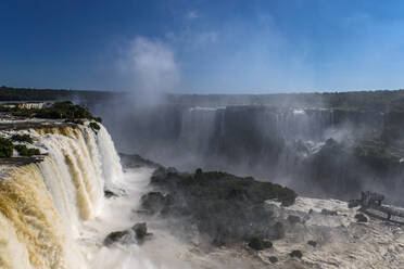 Blick auf die Iguacu-Wasserfälle in Brasilien - CAVF85694