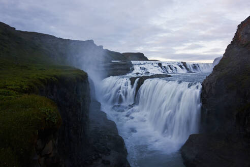 Der berühmte Wasserfall Gullfoss auf dem Goldenen Kreis - CAVF85701