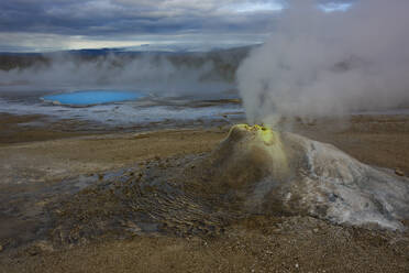 Geysir im Geothermalgebiet von Hveravellir im Zentrum von Island - CAVF85703