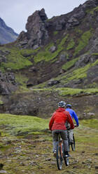 Zwei Freunde fahren mit ihren Mountainbikes um den Thingvellir-See - CAVF85708