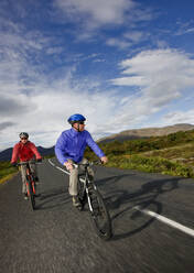Zwei Freunde fahren mit ihren Mountainbikes um den Thingvellir-See - CAVF85709