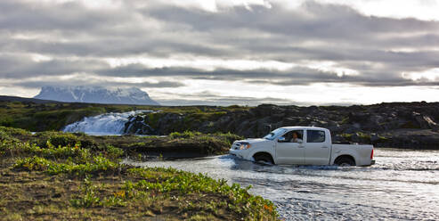 Pick-up-LKW fährt durch einen Bach im isländischen Hochland - CAVF85713