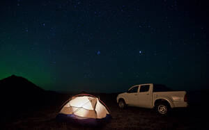 Camping in Island unter klarem Nachthimmel - CAVF85715