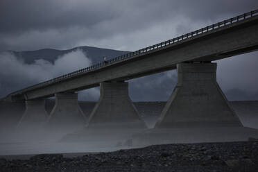 Brückenpfeiler aus Beton über das Schleifergebiet Skeiðarársandur in Island - CAVF85716