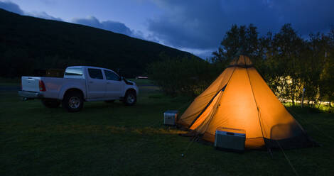 Beleuchtetes Zelt auf einem Campingplatz in Island - CAVF85720