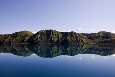 Spiegelung einer Bergkette in einem stillen See im isländischen Hochland - CAVF85724