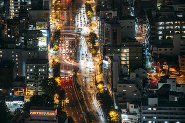 Japan, Präfektur Osaka, Osaka, Luftaufnahme des Stadtverkehrs bei Nacht - EHF00354