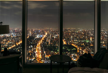 Japan, Präfektur Osaka, Osaka, Stadt bei Nacht vom Hotelzimmer aus gesehen - EHF00360