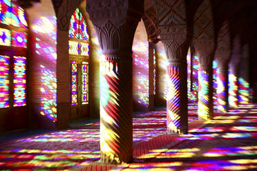 Iran, Provinz Fars, Shiraz, Sonnenlicht erhellt das Innere der Nasir-ol-Molk-Moschee durch bunte Glasfenster - DSGF02178