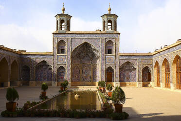 Iran, Provinz Fars, Shiraz, Innenhof der Nasir-Ol-Molk-Moschee - DSGF02181