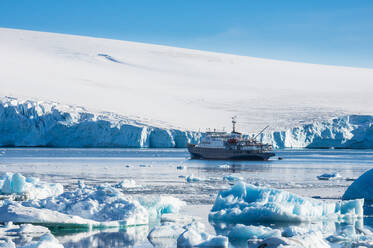 Kreuzfahrtschiff in der Hope Bay - RUNF03637