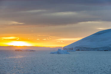 Antarktische Küstenlinie bei bewölktem Sonnenuntergang - RUNF03661