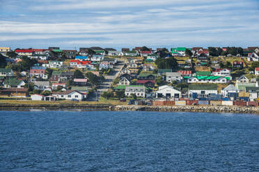 UK, Falkland Islands, Stanley, Colorful houses of coastal town - RUNF03663