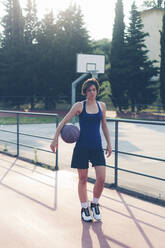 Sportlerin mit Basketball auf dem Spielfeld - GIOF08433