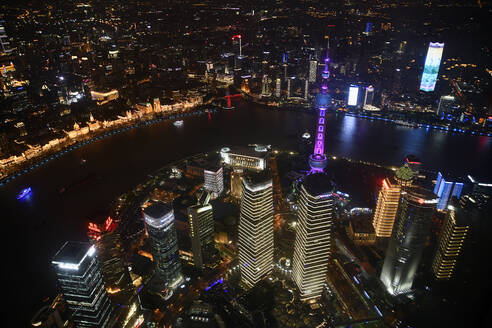 China, Shanghai, Luftaufnahme von Lujiazui bei Nacht - GNF01542