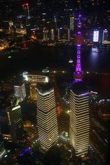 China, Shanghai, Luftaufnahme von Lujiazui bei Nacht - GNF01544