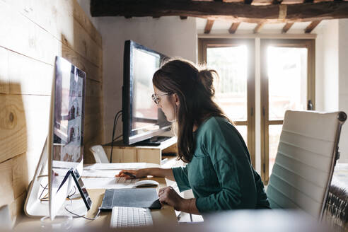 Female architect using computer at home - JRFF04517