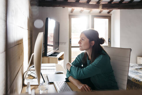 Female architect using computer at home - JRFF04521