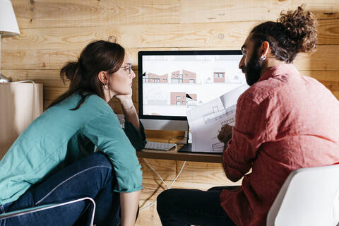 Junges Architektenpaar arbeitet zu Hause, lizenzfreies Stockfoto