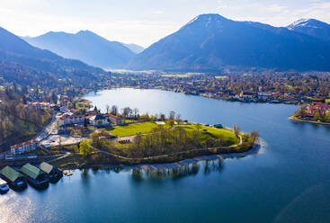 Deutschland, Bayern, Rottach-Egern, Drohnenansicht der Stadt am Ufer des Tegernsees - LHF00790