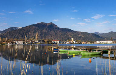 Germany, Bavaria, Rottach-Egern, Boats moored to lakeshore jetty - LHF00791