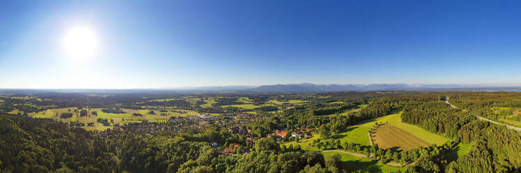 Deutschland, Bayern, Eurasburg, Luftbildpanorama mit Sonnenschein über einem Dorf im Alpenvorland - LHF00794