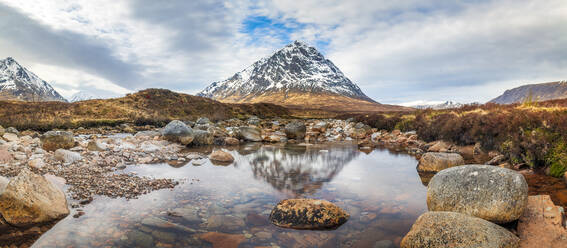 UK, Schottland, Panorama des Flusses Coupall mit dem Berg Buachaille Etive Mor im Hintergrund - SMAF01871