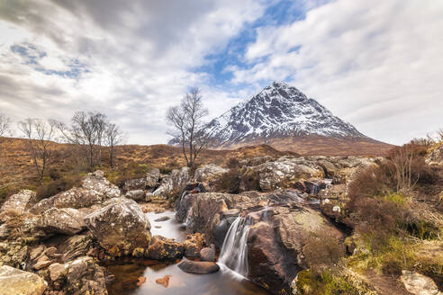 UK, Schottland, Etive Mor Wasserfall mit dem Berg Buachaille Etive Mor im Hintergrund - SMAF01881