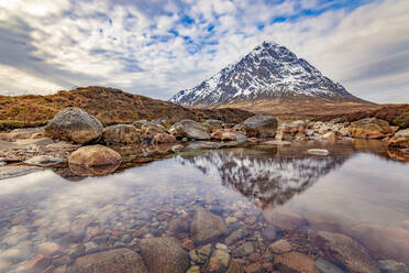 UK, Schottland, Ufer des Flusses Coupall mit dem Berg Buachaille Etive Mor im Hintergrund - SMAF01882