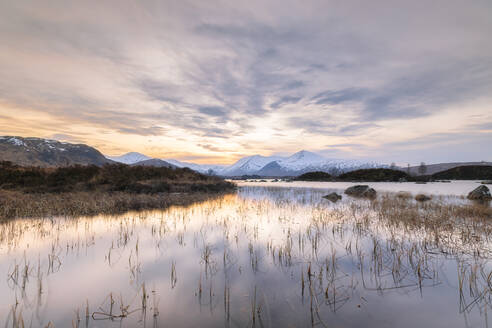 UK, Schottland, Lochan na h-Achlaise bei Sonnenuntergang - SMAF01885