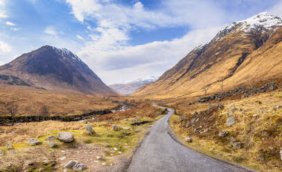 UK, Schottland, Asphaltstraße in Glen Etive - SMAF01886