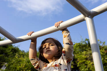 Porträt eines kleinen Mädchens auf dem Spielplatz - VABF03099